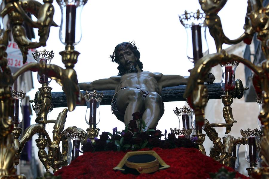 La Hermandad de la Vera-Cruz realizó una espléndida estación de penitencia en el Jueves Santo jienense | María Santísima de los Dolores lució en su parte frontal un homenaje al niño Gabriel Cruz, hallado muerto en Almería hace unas semanas