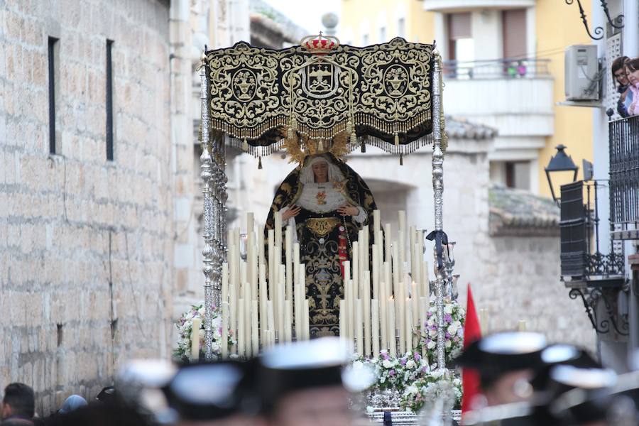 La Hermandad de la Vera-Cruz realizó una espléndida estación de penitencia en el Jueves Santo jienense | María Santísima de los Dolores lució en su parte frontal un homenaje al niño Gabriel Cruz, hallado muerto en Almería hace unas semanas