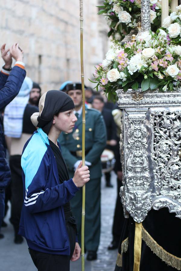 La Hermandad de la Vera-Cruz realizó una espléndida estación de penitencia en el Jueves Santo jienense | María Santísima de los Dolores lució en su parte frontal un homenaje al niño Gabriel Cruz, hallado muerto en Almería hace unas semanas
