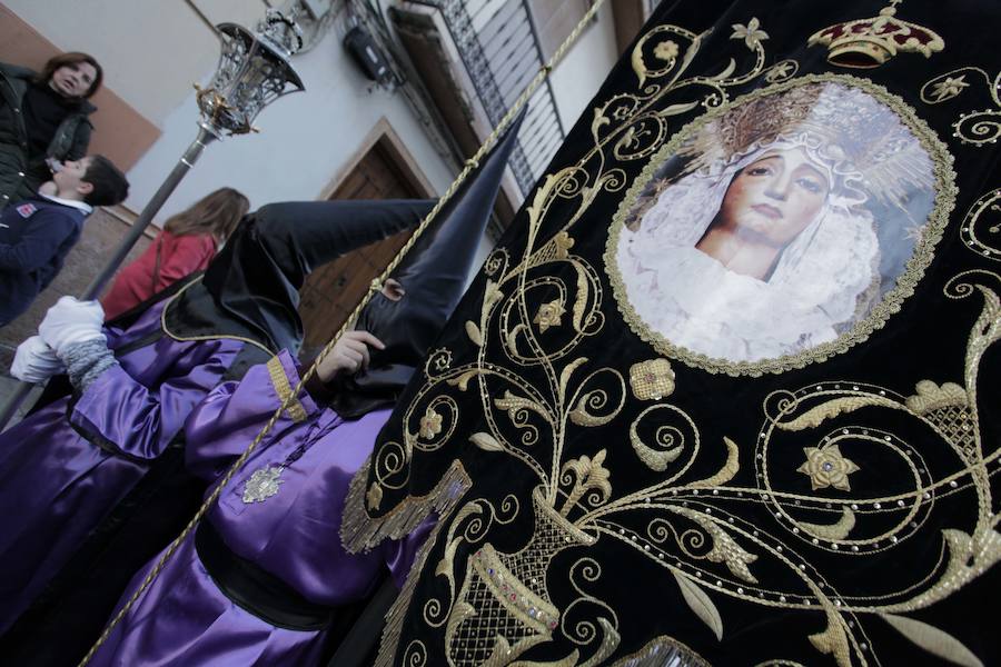 La Hermandad de la Vera-Cruz realizó una espléndida estación de penitencia en el Jueves Santo jienense | María Santísima de los Dolores lució en su parte frontal un homenaje al niño Gabriel Cruz, hallado muerto en Almería hace unas semanas