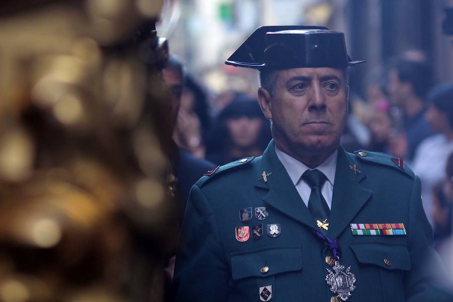 La Hermandad de la Vera-Cruz realizó una espléndida estación de penitencia en el Jueves Santo jienense | María Santísima de los Dolores lució en su parte frontal un homenaje al niño Gabriel Cruz, hallado muerto en Almería hace unas semanas