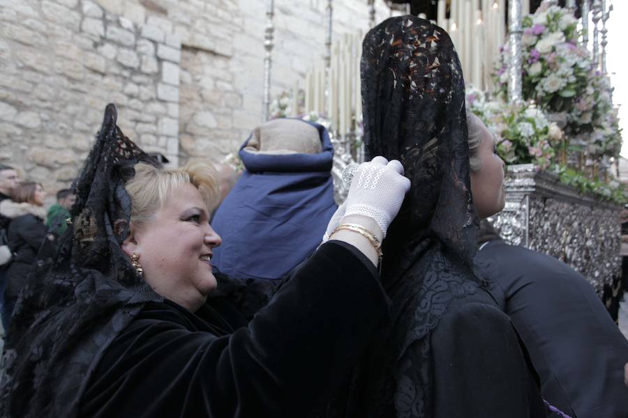 La Hermandad de la Vera-Cruz realizó una espléndida estación de penitencia en el Jueves Santo jienense | María Santísima de los Dolores lució en su parte frontal un homenaje al niño Gabriel Cruz, hallado muerto en Almería hace unas semanas