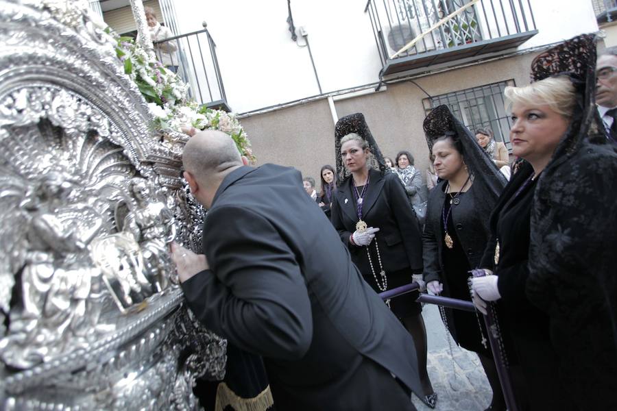 La Hermandad de la Vera-Cruz realizó una espléndida estación de penitencia en el Jueves Santo jienense | María Santísima de los Dolores lució en su parte frontal un homenaje al niño Gabriel Cruz, hallado muerto en Almería hace unas semanas