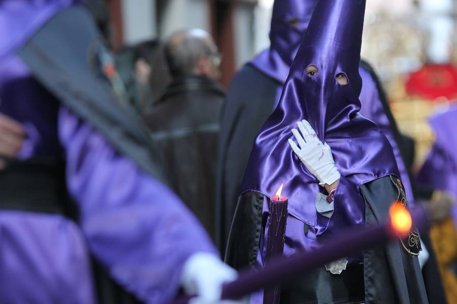 La Hermandad de la Vera-Cruz realizó una espléndida estación de penitencia en el Jueves Santo jienense | María Santísima de los Dolores lució en su parte frontal un homenaje al niño Gabriel Cruz, hallado muerto en Almería hace unas semanas
