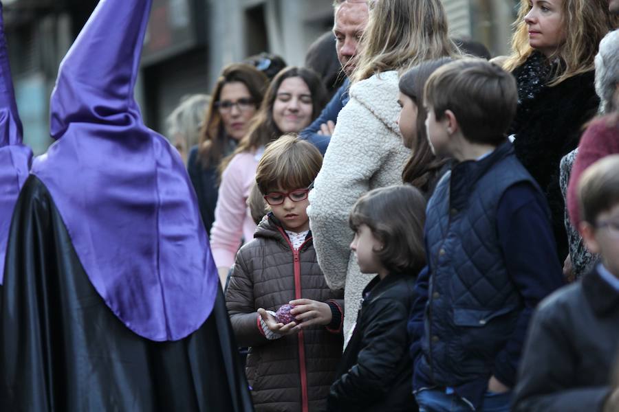 La Hermandad de la Vera-Cruz realizó una espléndida estación de penitencia en el Jueves Santo jienense | María Santísima de los Dolores lució en su parte frontal un homenaje al niño Gabriel Cruz, hallado muerto en Almería hace unas semanas