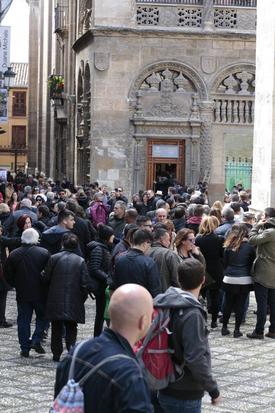 El Sábado Santo luce lleno de visitantes en las principales calles de la capital