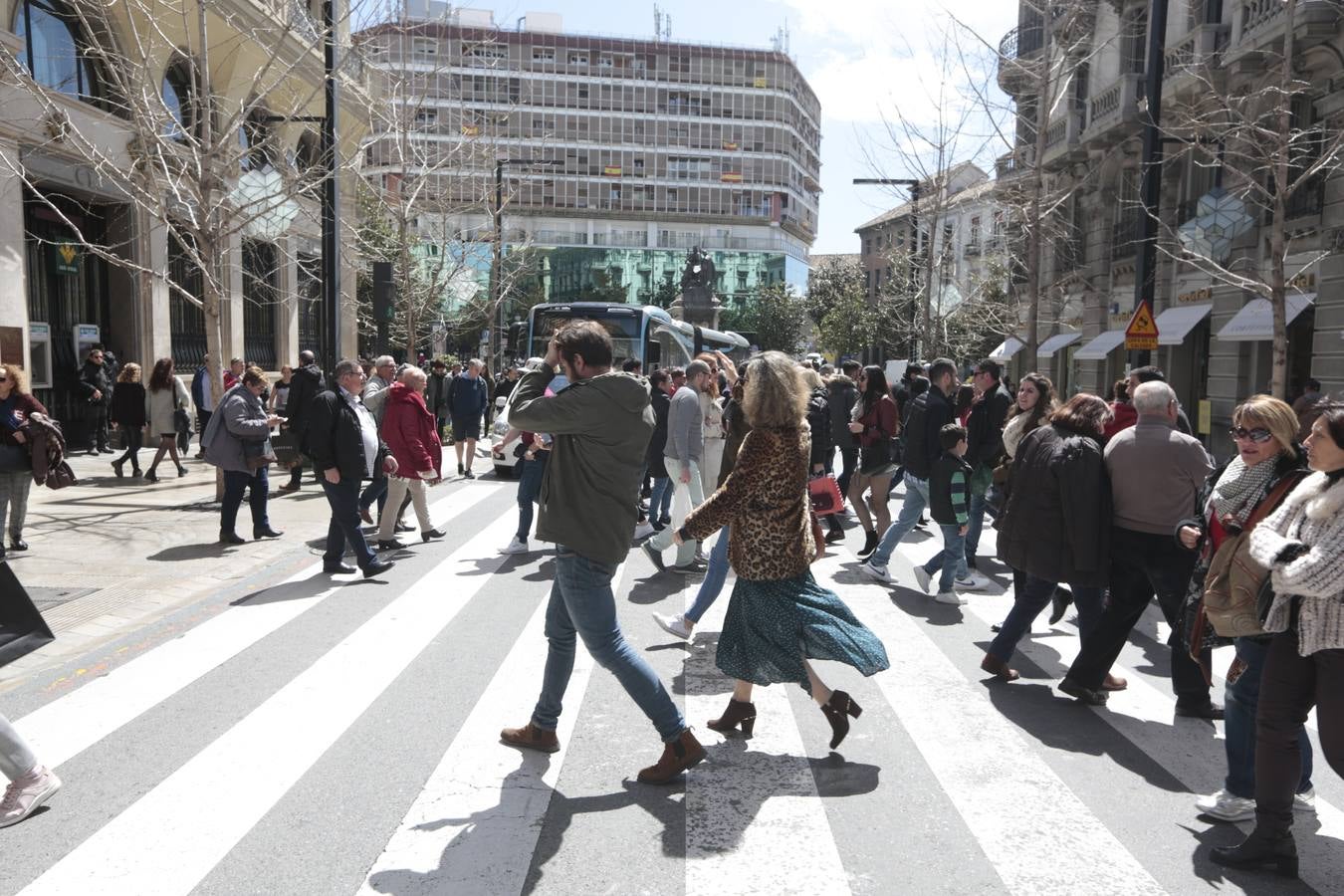 El Sábado Santo luce lleno de visitantes en las principales calles de la capital