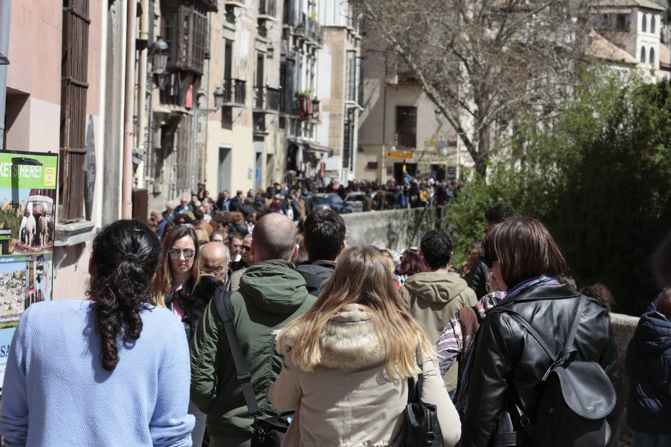 El Sábado Santo luce lleno de visitantes en las principales calles de la capital