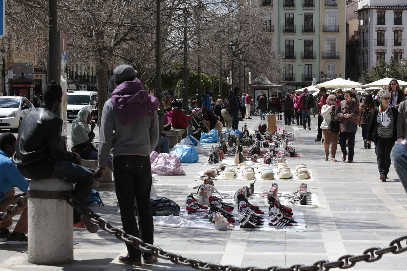 El Sábado Santo luce lleno de visitantes en las principales calles de la capital