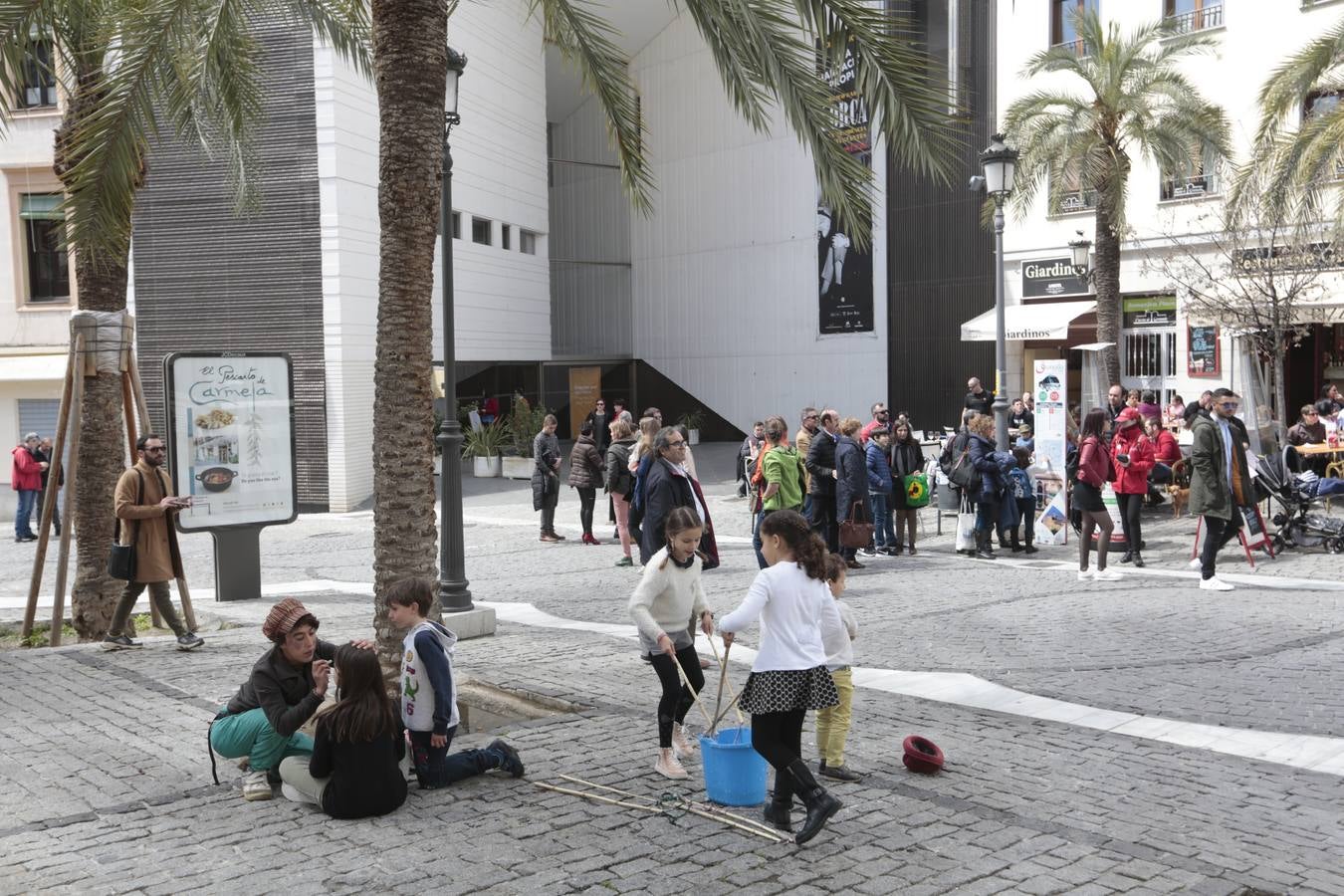 El Sábado Santo luce lleno de visitantes en las principales calles de la capital