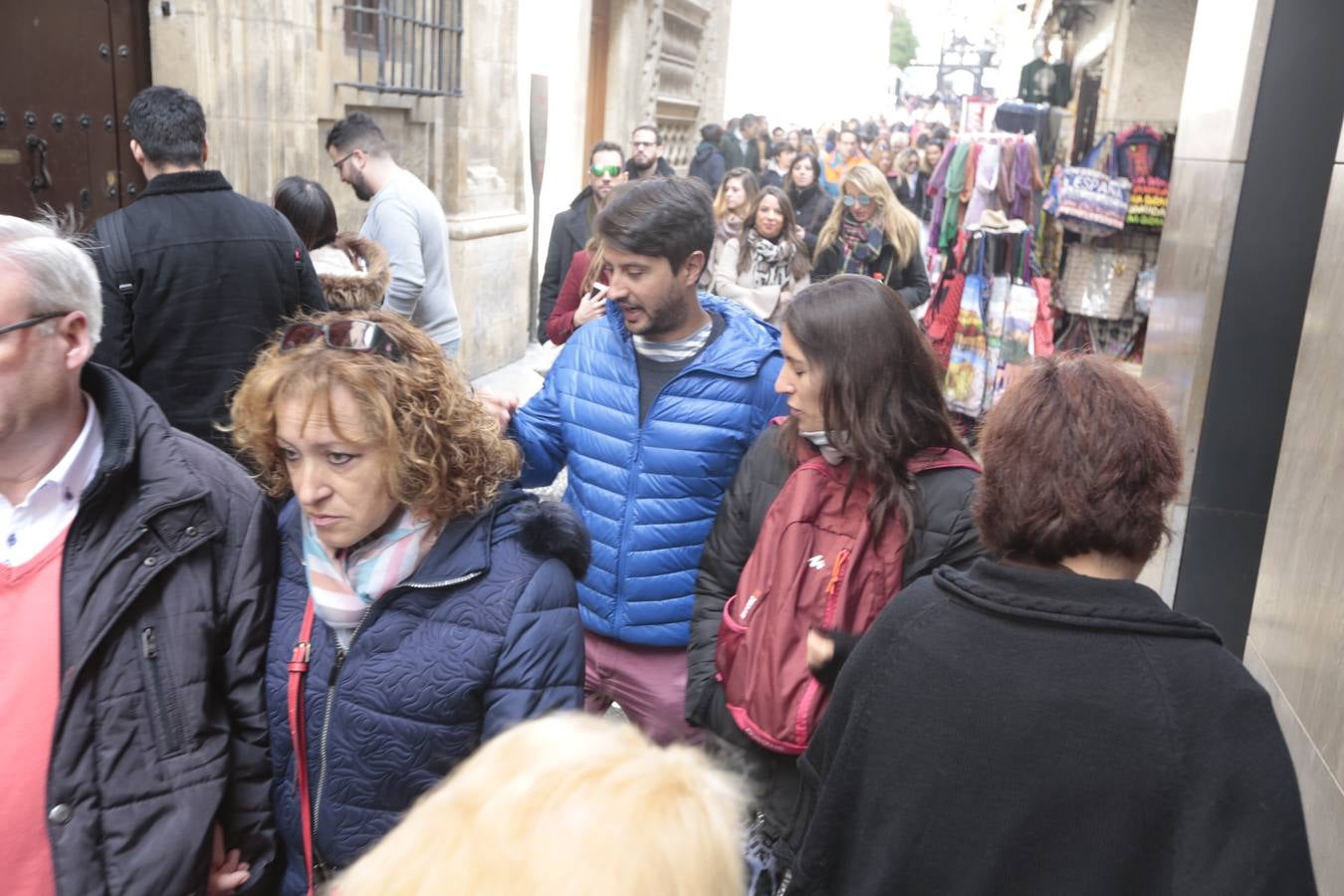 El Sábado Santo luce lleno de visitantes en las principales calles de la capital