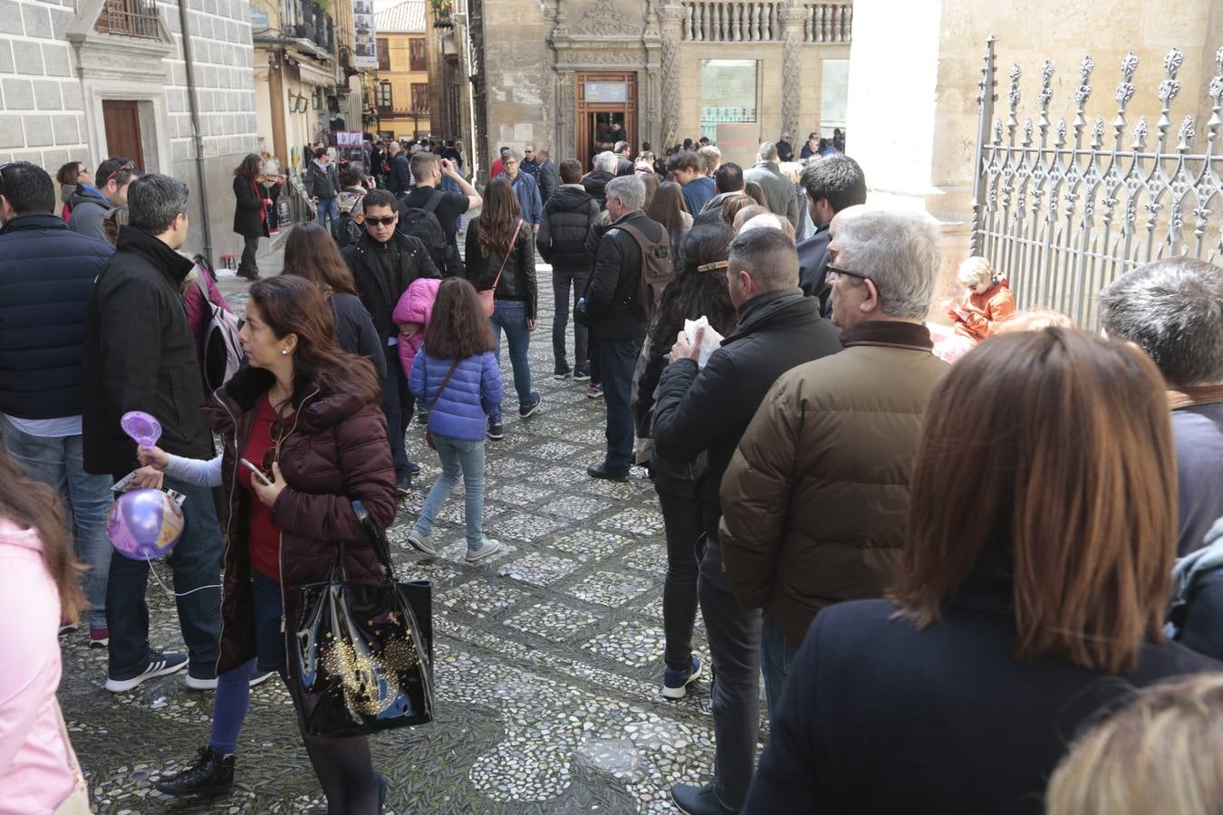 El Sábado Santo luce lleno de visitantes en las principales calles de la capital