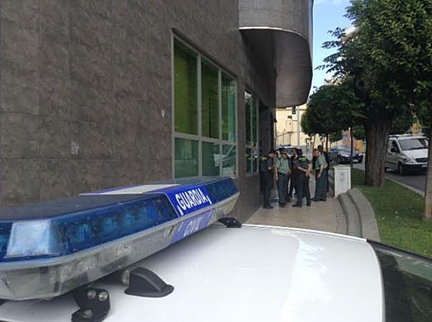 Agentes de la fuerza pública en la puerta del juzgado de Instrucción 1 de Jaén, que investiga el caso. 