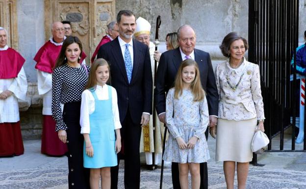 Los reyes Felipe y Letizia, sus hijas, la princesa Leonor y la infanta Sofía, y los reyes don Juan Carlos y doña Sofía.