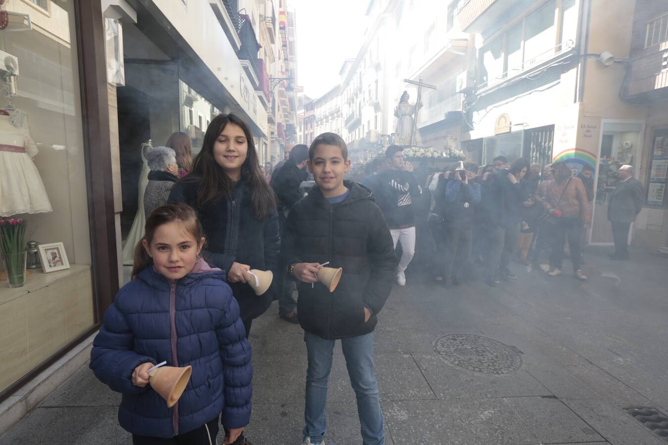 Los niños son los grandes protagonistas de la mañana del Domingo de Resurrección, especialmente con la procesión de Los Facundillos. Y no solo porque quienes lo desean pueden meterse bajo las andas a llevar al Niño Jesús, sino también porque los más pequeños no dejan de hacer sonar campanas de barro.