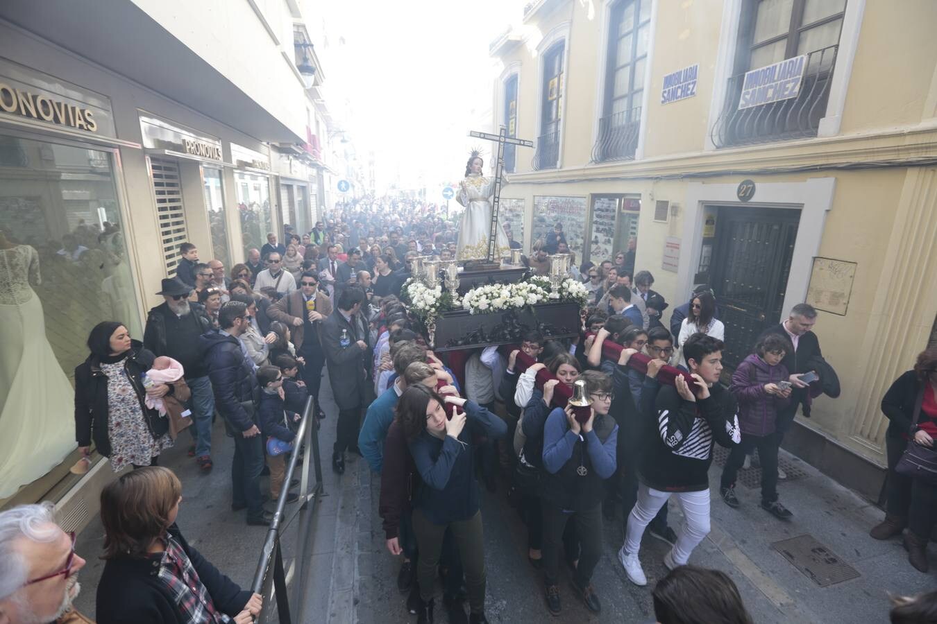 Los niños son los grandes protagonistas de la mañana del Domingo de Resurrección, especialmente con la procesión de Los Facundillos. Y no solo porque quienes lo desean pueden meterse bajo las andas a llevar al Niño Jesús, sino también porque los más pequeños no dejan de hacer sonar campanas de barro.