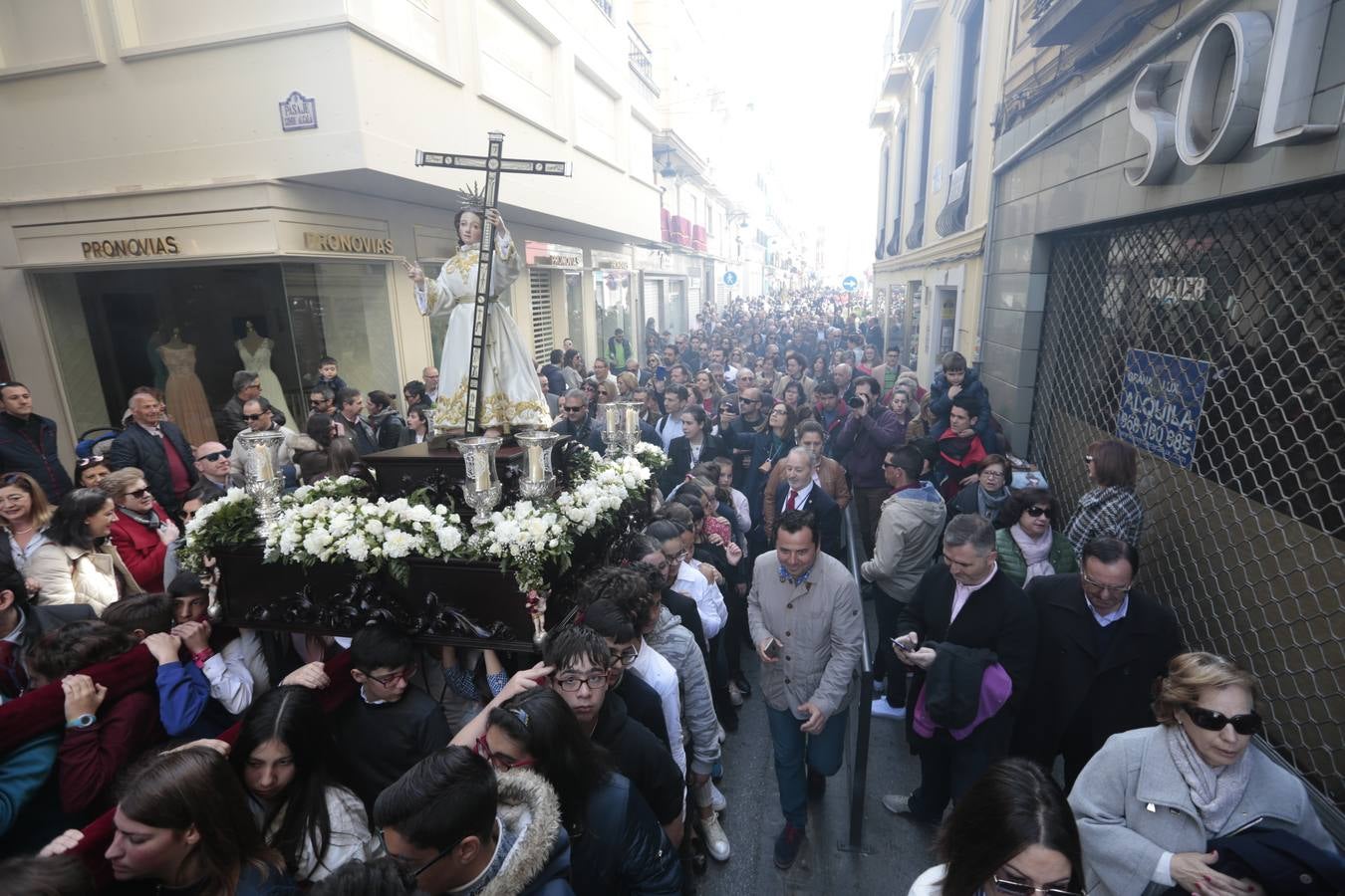 Los niños son los grandes protagonistas de la mañana del Domingo de Resurrección, especialmente con la procesión de Los Facundillos. Y no solo porque quienes lo desean pueden meterse bajo las andas a llevar al Niño Jesús, sino también porque los más pequeños no dejan de hacer sonar campanas de barro.