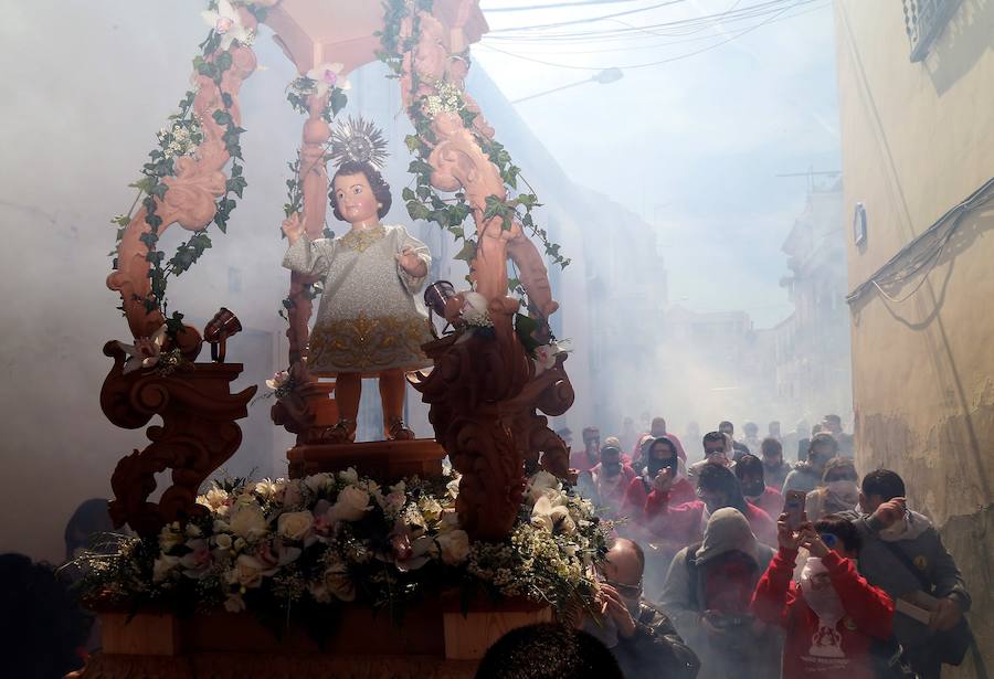 Cúllar Vega quema 100.000 petardos para celebrar a su Resucitado