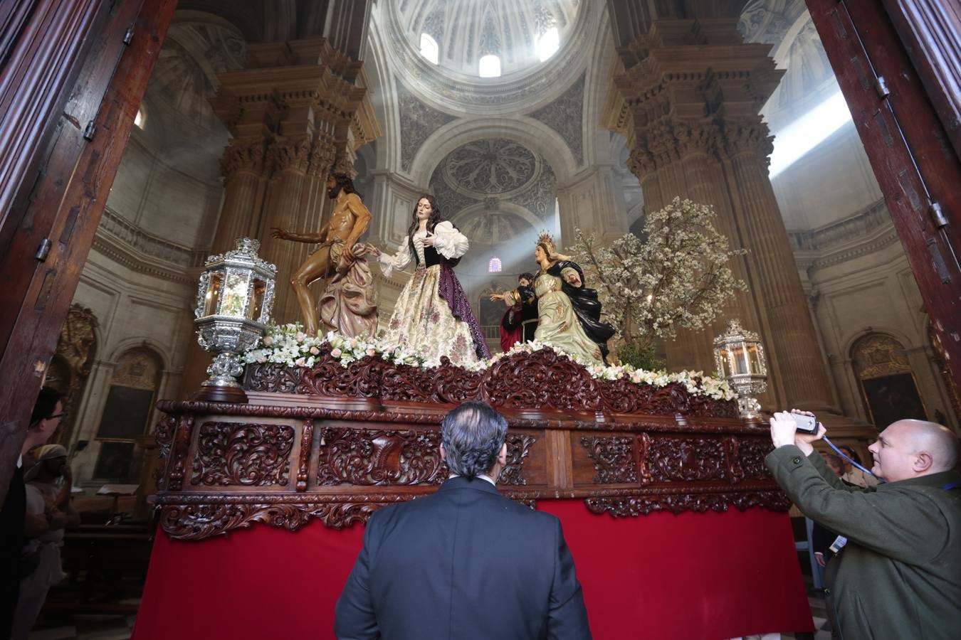 La cofradía del Resucitado de Regina Mundi pone hoy en la calle el gran estreno de esta Semana Santa. Se trata de las nuevas imágenes secundarias del paso: la Magdalena, San Juan y San Pedro. Las mismas ha sido realizadas por Israel Cornejo y vestidas por Benjamín Rodríguez. Hoy, por vez primera, salen a la calle.