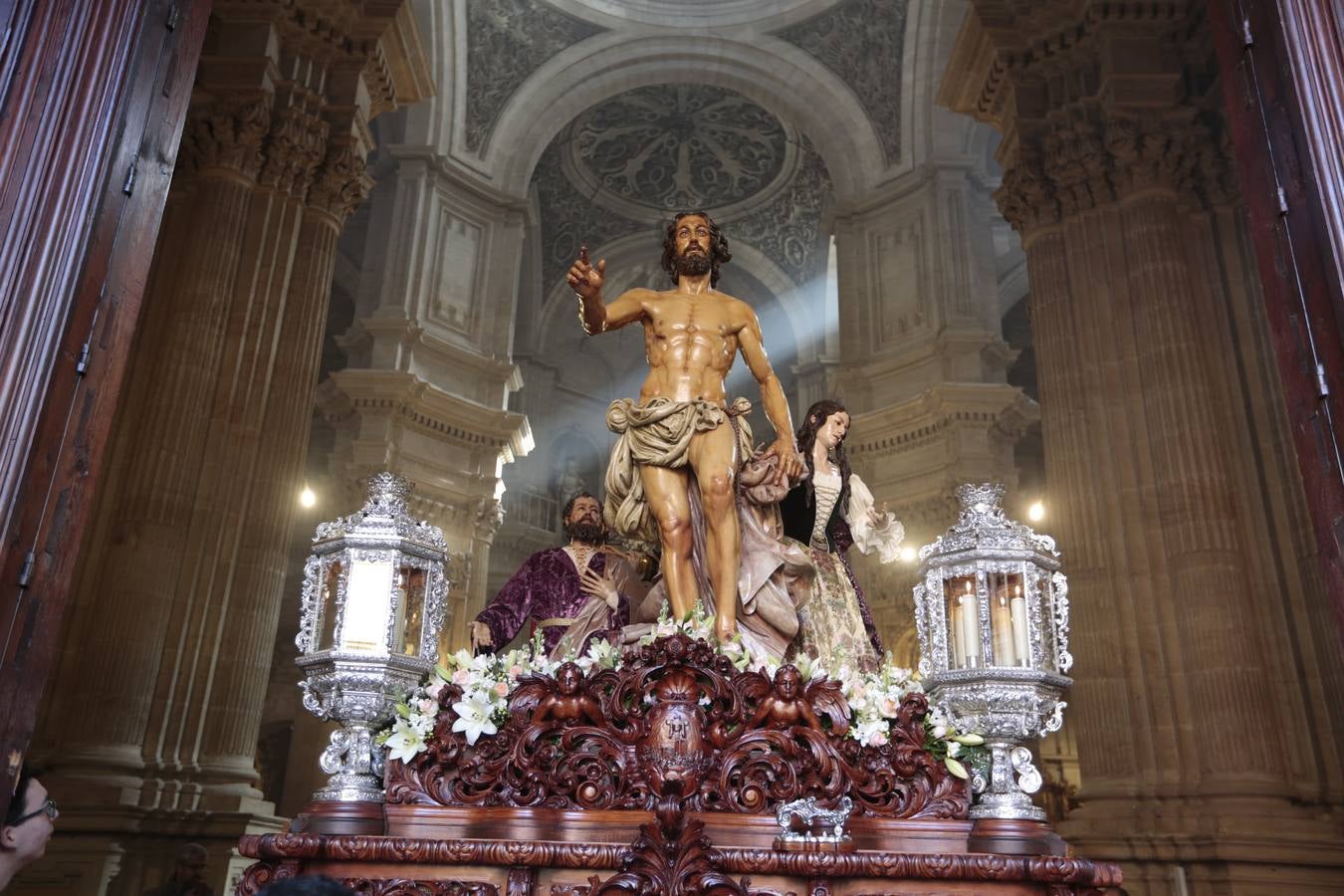 La cofradía del Resucitado de Regina Mundi pone hoy en la calle el gran estreno de esta Semana Santa. Se trata de las nuevas imágenes secundarias del paso: la Magdalena, San Juan y San Pedro. Las mismas ha sido realizadas por Israel Cornejo y vestidas por Benjamín Rodríguez. Hoy, por vez primera, salen a la calle.