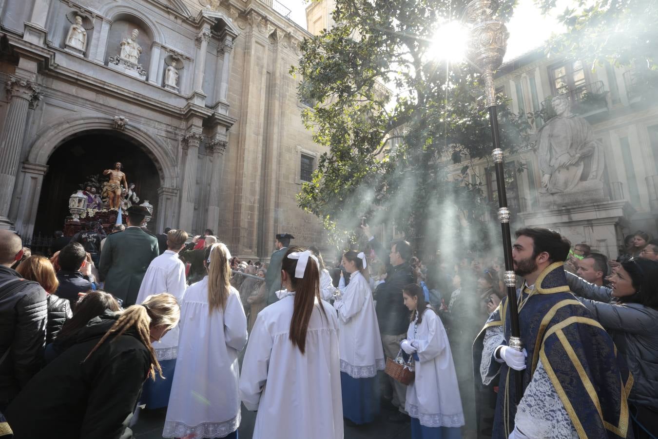 La cofradía del Resucitado de Regina Mundi pone hoy en la calle el gran estreno de esta Semana Santa. Se trata de las nuevas imágenes secundarias del paso: la Magdalena, San Juan y San Pedro. Las mismas ha sido realizadas por Israel Cornejo y vestidas por Benjamín Rodríguez. Hoy, por vez primera, salen a la calle.