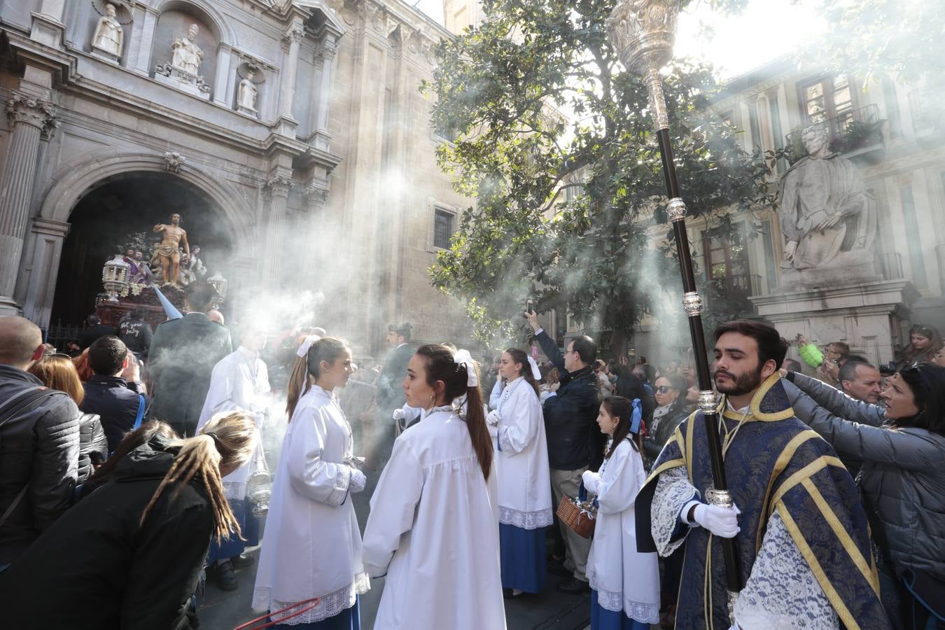 La cofradía del Resucitado de Regina Mundi pone hoy en la calle el gran estreno de esta Semana Santa. Se trata de las nuevas imágenes secundarias del paso: la Magdalena, San Juan y San Pedro. Las mismas ha sido realizadas por Israel Cornejo y vestidas por Benjamín Rodríguez. Hoy, por vez primera, salen a la calle.