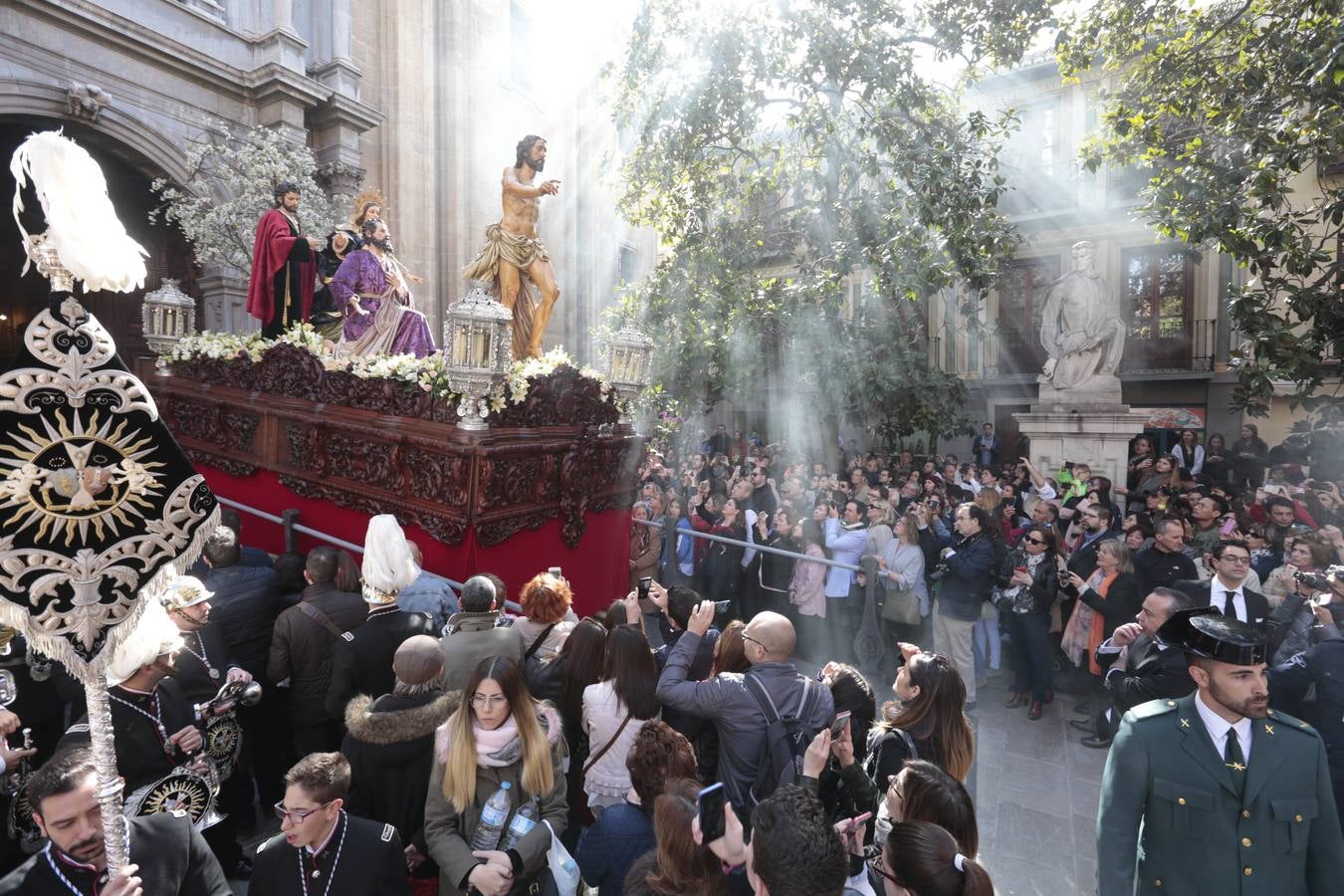 La cofradía del Resucitado de Regina Mundi pone hoy en la calle el gran estreno de esta Semana Santa. Se trata de las nuevas imágenes secundarias del paso: la Magdalena, San Juan y San Pedro. Las mismas ha sido realizadas por Israel Cornejo y vestidas por Benjamín Rodríguez. Hoy, por vez primera, salen a la calle.