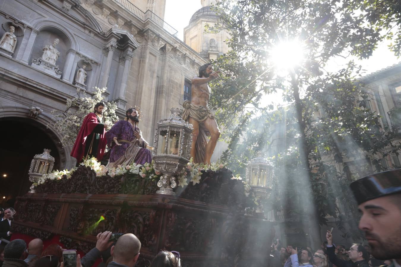 La cofradía del Resucitado de Regina Mundi pone hoy en la calle el gran estreno de esta Semana Santa. Se trata de las nuevas imágenes secundarias del paso: la Magdalena, San Juan y San Pedro. Las mismas ha sido realizadas por Israel Cornejo y vestidas por Benjamín Rodríguez. Hoy, por vez primera, salen a la calle.