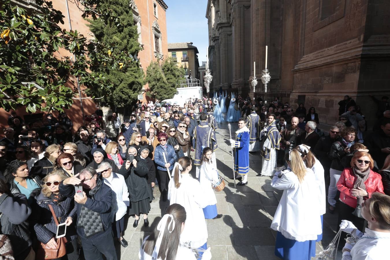 La cofradía del Resucitado de Regina Mundi pone hoy en la calle el gran estreno de esta Semana Santa. Se trata de las nuevas imágenes secundarias del paso: la Magdalena, San Juan y San Pedro. Las mismas ha sido realizadas por Israel Cornejo y vestidas por Benjamín Rodríguez. Hoy, por vez primera, salen a la calle.