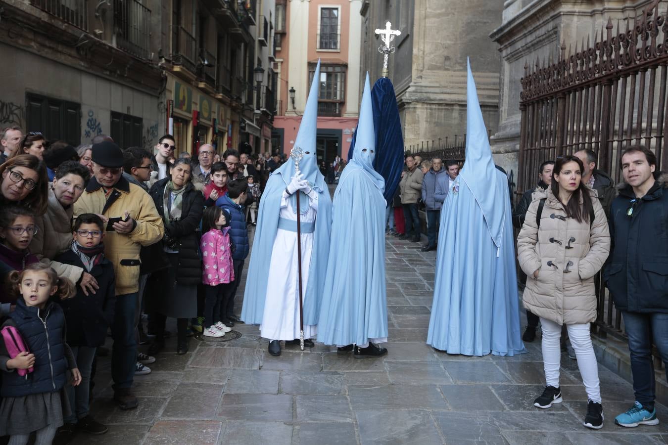 La cofradía del Resucitado de Regina Mundi pone hoy en la calle el gran estreno de esta Semana Santa. Se trata de las nuevas imágenes secundarias del paso: la Magdalena, San Juan y San Pedro. Las mismas ha sido realizadas por Israel Cornejo y vestidas por Benjamín Rodríguez. Hoy, por vez primera, salen a la calle.