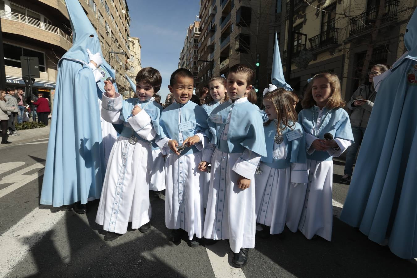 La cofradía del Resucitado de Regina Mundi pone hoy en la calle el gran estreno de esta Semana Santa. Se trata de las nuevas imágenes secundarias del paso: la Magdalena, San Juan y San Pedro. Las mismas ha sido realizadas por Israel Cornejo y vestidas por Benjamín Rodríguez. Hoy, por vez primera, salen a la calle.