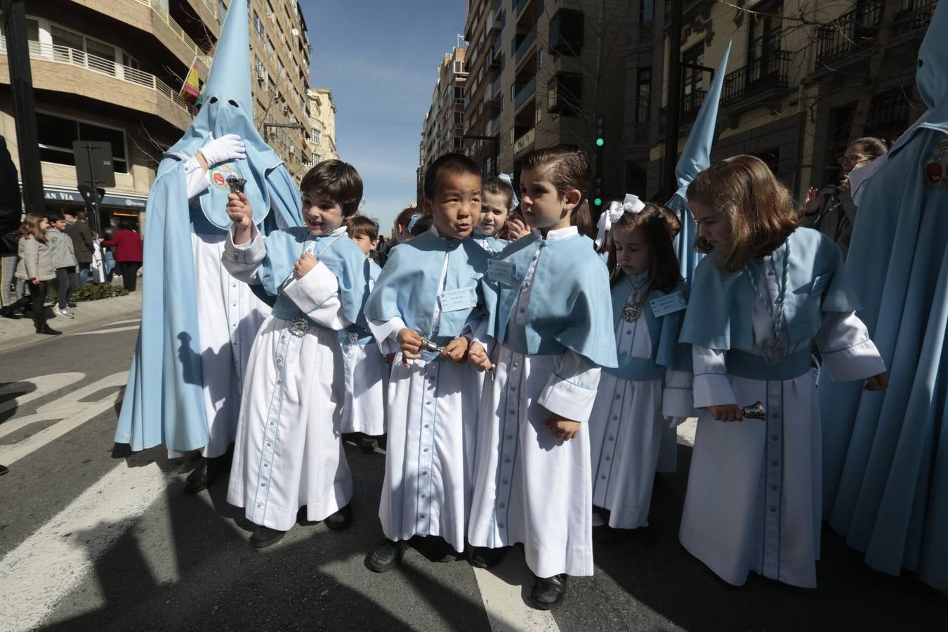 La cofradía del Resucitado de Regina Mundi pone hoy en la calle el gran estreno de esta Semana Santa. Se trata de las nuevas imágenes secundarias del paso: la Magdalena, San Juan y San Pedro. Las mismas ha sido realizadas por Israel Cornejo y vestidas por Benjamín Rodríguez. Hoy, por vez primera, salen a la calle.