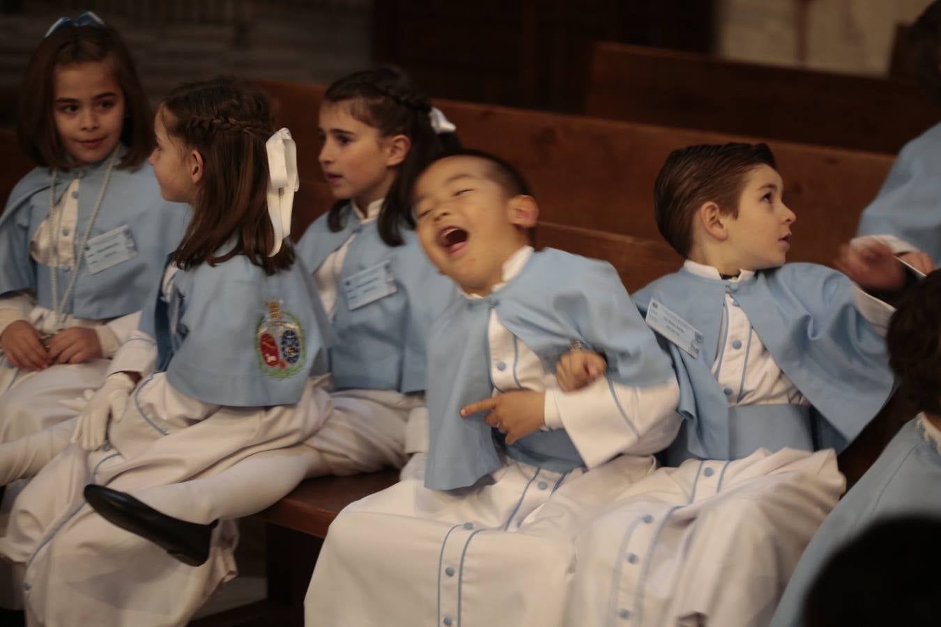 La cofradía del Resucitado de Regina Mundi pone hoy en la calle el gran estreno de esta Semana Santa. Se trata de las nuevas imágenes secundarias del paso: la Magdalena, San Juan y San Pedro. Las mismas ha sido realizadas por Israel Cornejo y vestidas por Benjamín Rodríguez. Hoy, por vez primera, salen a la calle.