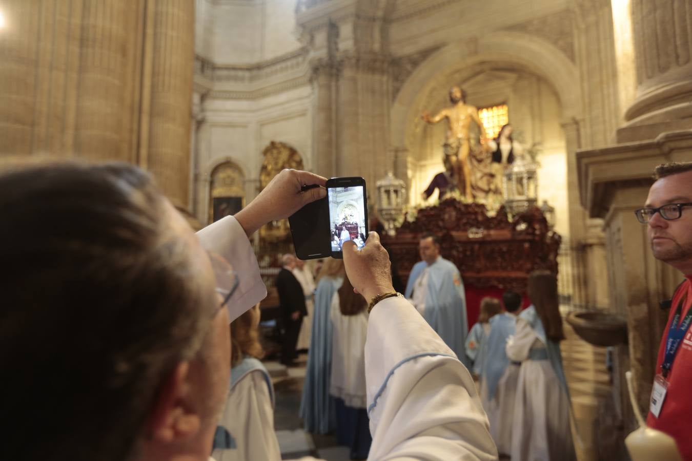 La cofradía del Resucitado de Regina Mundi pone hoy en la calle el gran estreno de esta Semana Santa. Se trata de las nuevas imágenes secundarias del paso: la Magdalena, San Juan y San Pedro. Las mismas ha sido realizadas por Israel Cornejo y vestidas por Benjamín Rodríguez. Hoy, por vez primera, salen a la calle.