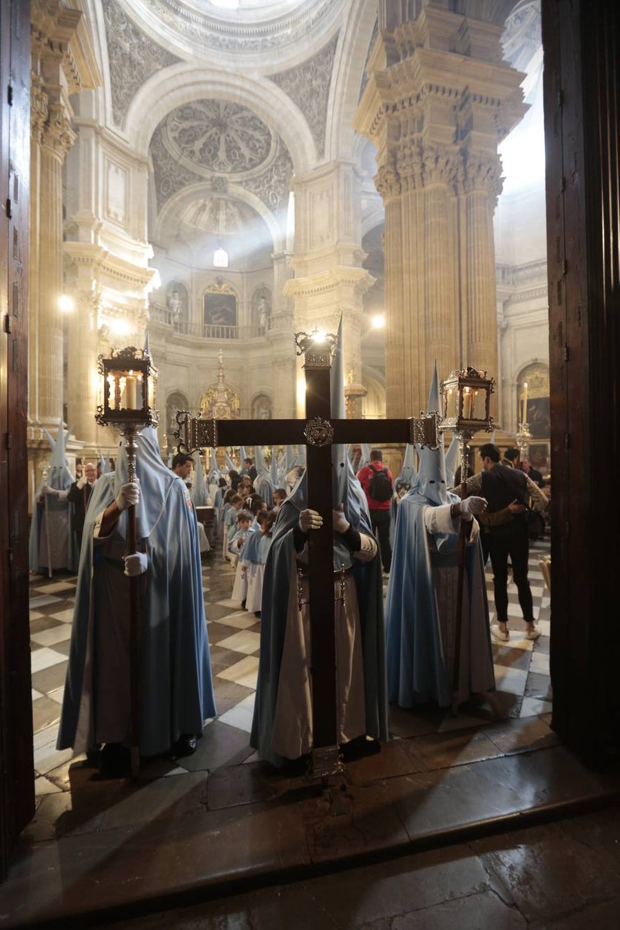 La cofradía del Resucitado de Regina Mundi pone hoy en la calle el gran estreno de esta Semana Santa. Se trata de las nuevas imágenes secundarias del paso: la Magdalena, San Juan y San Pedro. Las mismas ha sido realizadas por Israel Cornejo y vestidas por Benjamín Rodríguez. Hoy, por vez primera, salen a la calle.