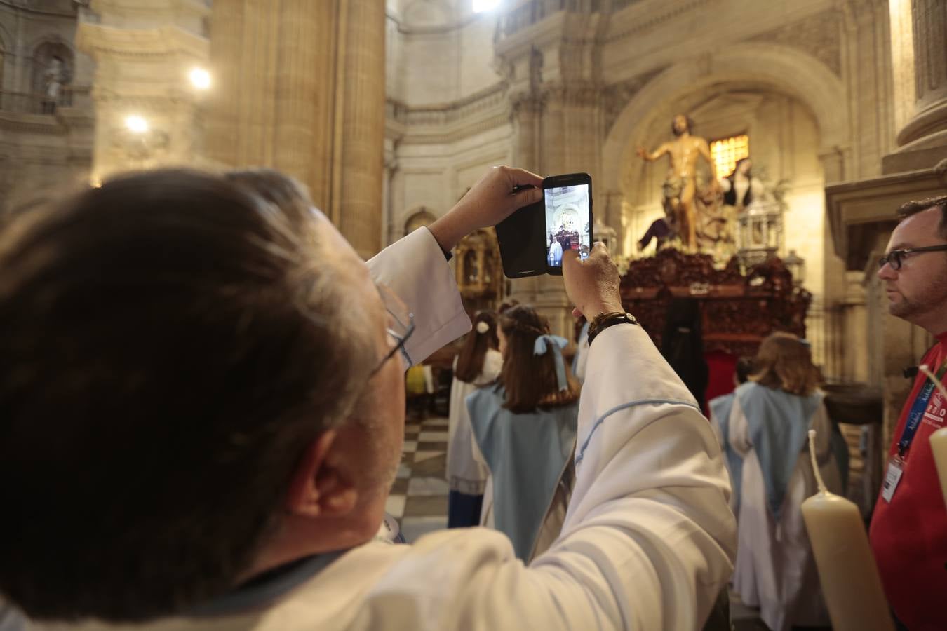 La cofradía del Resucitado de Regina Mundi pone hoy en la calle el gran estreno de esta Semana Santa. Se trata de las nuevas imágenes secundarias del paso: la Magdalena, San Juan y San Pedro. Las mismas ha sido realizadas por Israel Cornejo y vestidas por Benjamín Rodríguez. Hoy, por vez primera, salen a la calle.