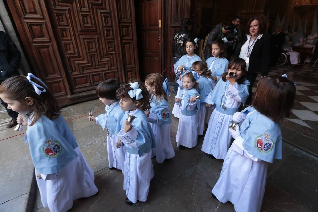 La cofradía del Resucitado de Regina Mundi pone hoy en la calle el gran estreno de esta Semana Santa. Se trata de las nuevas imágenes secundarias del paso: la Magdalena, San Juan y San Pedro. Las mismas ha sido realizadas por Israel Cornejo y vestidas por Benjamín Rodríguez. Hoy, por vez primera, salen a la calle.