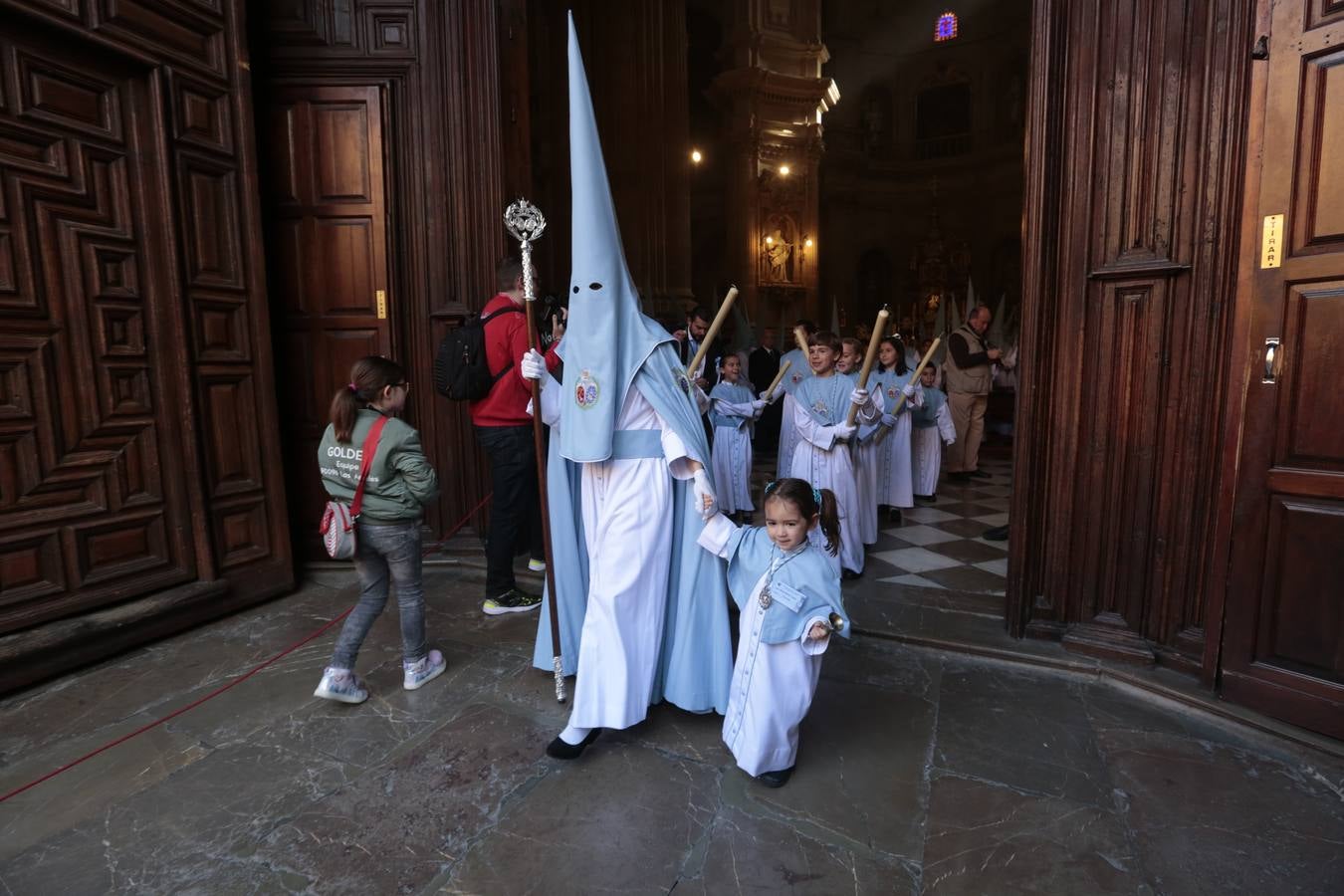 La cofradía del Resucitado de Regina Mundi pone hoy en la calle el gran estreno de esta Semana Santa. Se trata de las nuevas imágenes secundarias del paso: la Magdalena, San Juan y San Pedro. Las mismas ha sido realizadas por Israel Cornejo y vestidas por Benjamín Rodríguez. Hoy, por vez primera, salen a la calle.