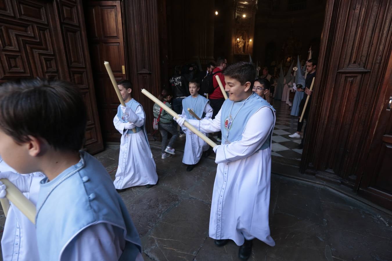 La cofradía del Resucitado de Regina Mundi pone hoy en la calle el gran estreno de esta Semana Santa. Se trata de las nuevas imágenes secundarias del paso: la Magdalena, San Juan y San Pedro. Las mismas ha sido realizadas por Israel Cornejo y vestidas por Benjamín Rodríguez. Hoy, por vez primera, salen a la calle.