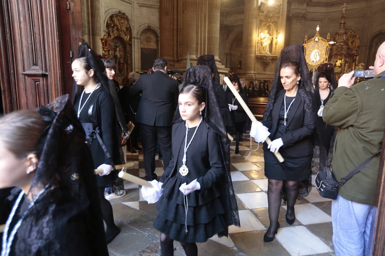 La cofradía del Resucitado de Regina Mundi pone hoy en la calle el gran estreno de esta Semana Santa. Se trata de las nuevas imágenes secundarias del paso: la Magdalena, San Juan y San Pedro. Las mismas ha sido realizadas por Israel Cornejo y vestidas por Benjamín Rodríguez. Hoy, por vez primera, salen a la calle.