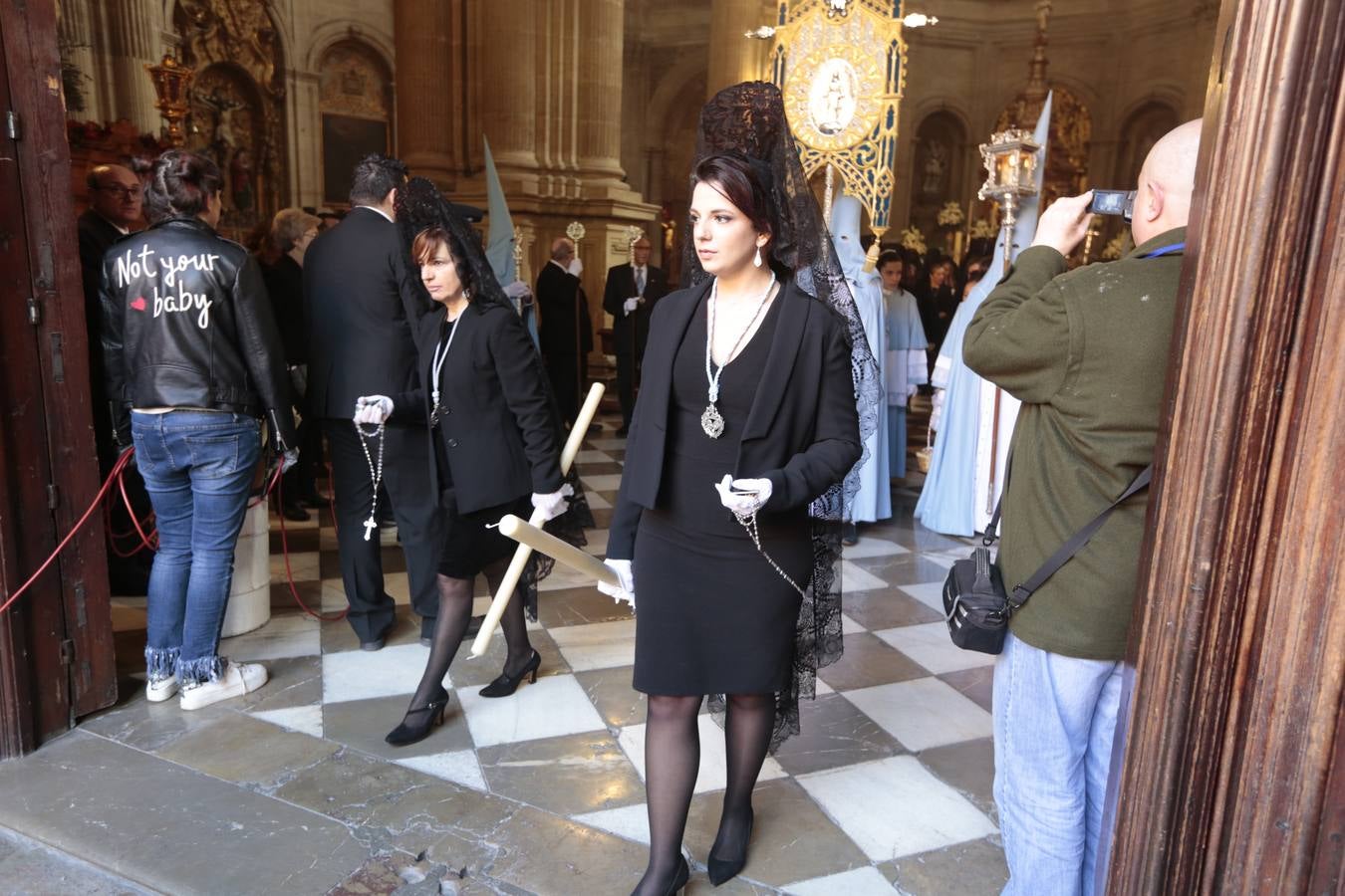 La cofradía del Resucitado de Regina Mundi pone hoy en la calle el gran estreno de esta Semana Santa. Se trata de las nuevas imágenes secundarias del paso: la Magdalena, San Juan y San Pedro. Las mismas ha sido realizadas por Israel Cornejo y vestidas por Benjamín Rodríguez. Hoy, por vez primera, salen a la calle.