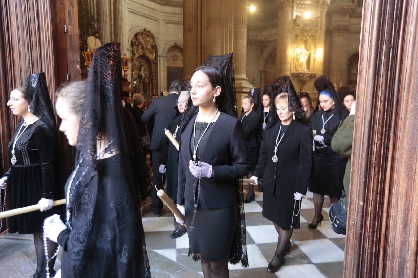 La cofradía del Resucitado de Regina Mundi pone hoy en la calle el gran estreno de esta Semana Santa. Se trata de las nuevas imágenes secundarias del paso: la Magdalena, San Juan y San Pedro. Las mismas ha sido realizadas por Israel Cornejo y vestidas por Benjamín Rodríguez. Hoy, por vez primera, salen a la calle.