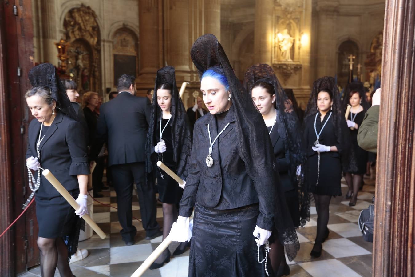 La cofradía del Resucitado de Regina Mundi pone hoy en la calle el gran estreno de esta Semana Santa. Se trata de las nuevas imágenes secundarias del paso: la Magdalena, San Juan y San Pedro. Las mismas ha sido realizadas por Israel Cornejo y vestidas por Benjamín Rodríguez. Hoy, por vez primera, salen a la calle.