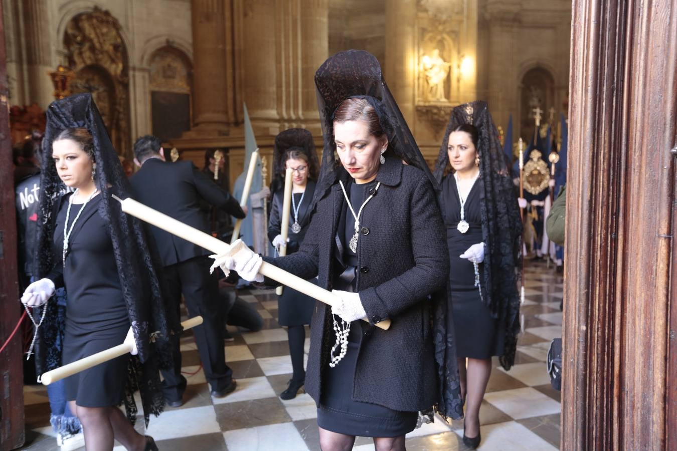 La cofradía del Resucitado de Regina Mundi pone hoy en la calle el gran estreno de esta Semana Santa. Se trata de las nuevas imágenes secundarias del paso: la Magdalena, San Juan y San Pedro. Las mismas ha sido realizadas por Israel Cornejo y vestidas por Benjamín Rodríguez. Hoy, por vez primera, salen a la calle.