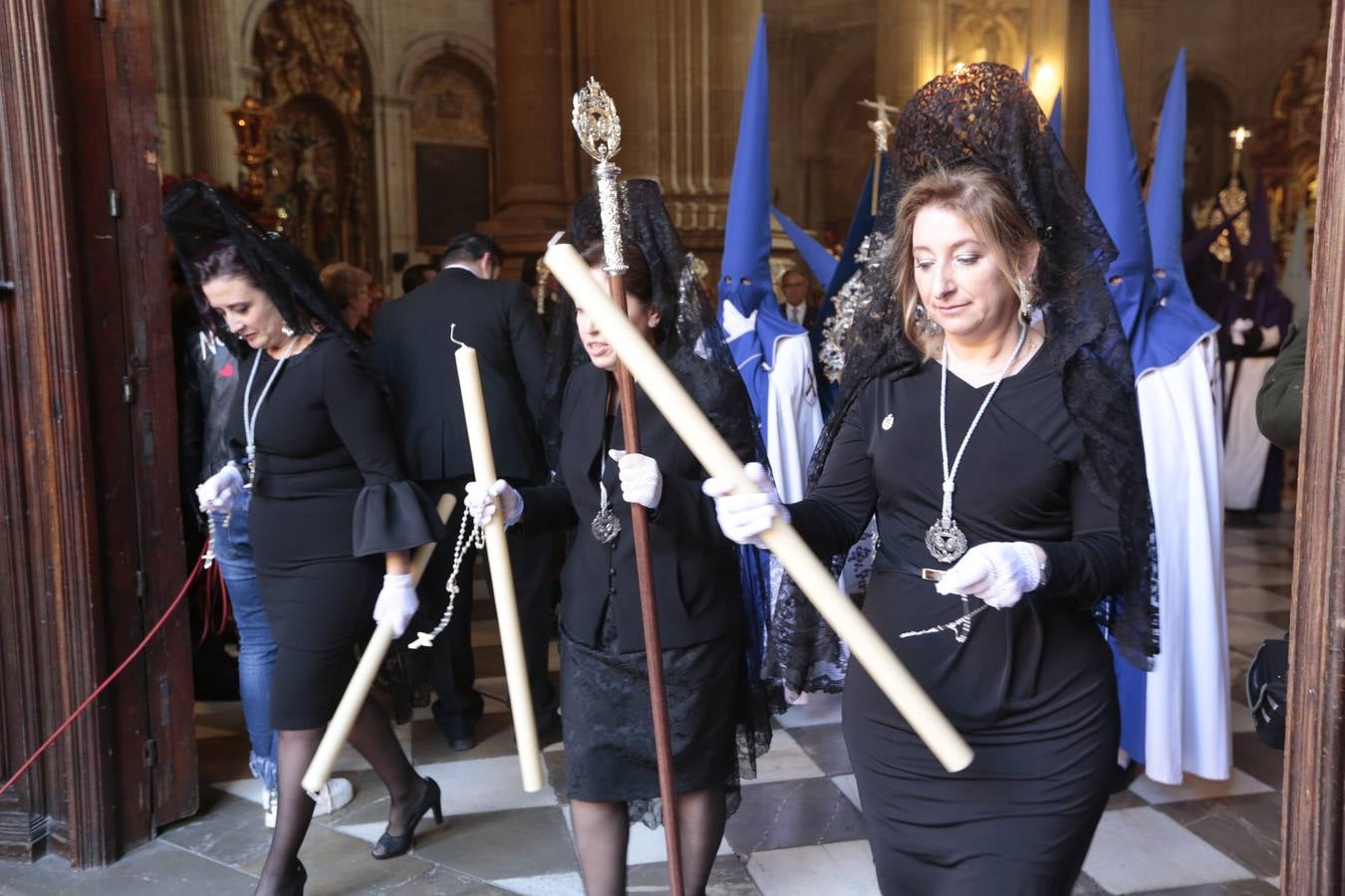 La cofradía del Resucitado de Regina Mundi pone hoy en la calle el gran estreno de esta Semana Santa. Se trata de las nuevas imágenes secundarias del paso: la Magdalena, San Juan y San Pedro. Las mismas ha sido realizadas por Israel Cornejo y vestidas por Benjamín Rodríguez. Hoy, por vez primera, salen a la calle.