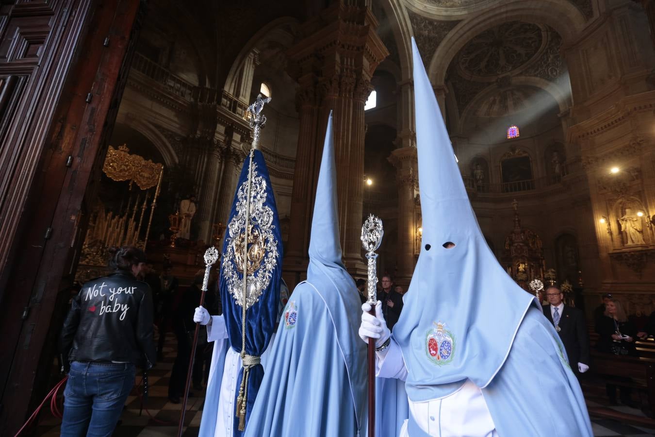 La cofradía del Resucitado de Regina Mundi pone hoy en la calle el gran estreno de esta Semana Santa. Se trata de las nuevas imágenes secundarias del paso: la Magdalena, San Juan y San Pedro. Las mismas ha sido realizadas por Israel Cornejo y vestidas por Benjamín Rodríguez. Hoy, por vez primera, salen a la calle.