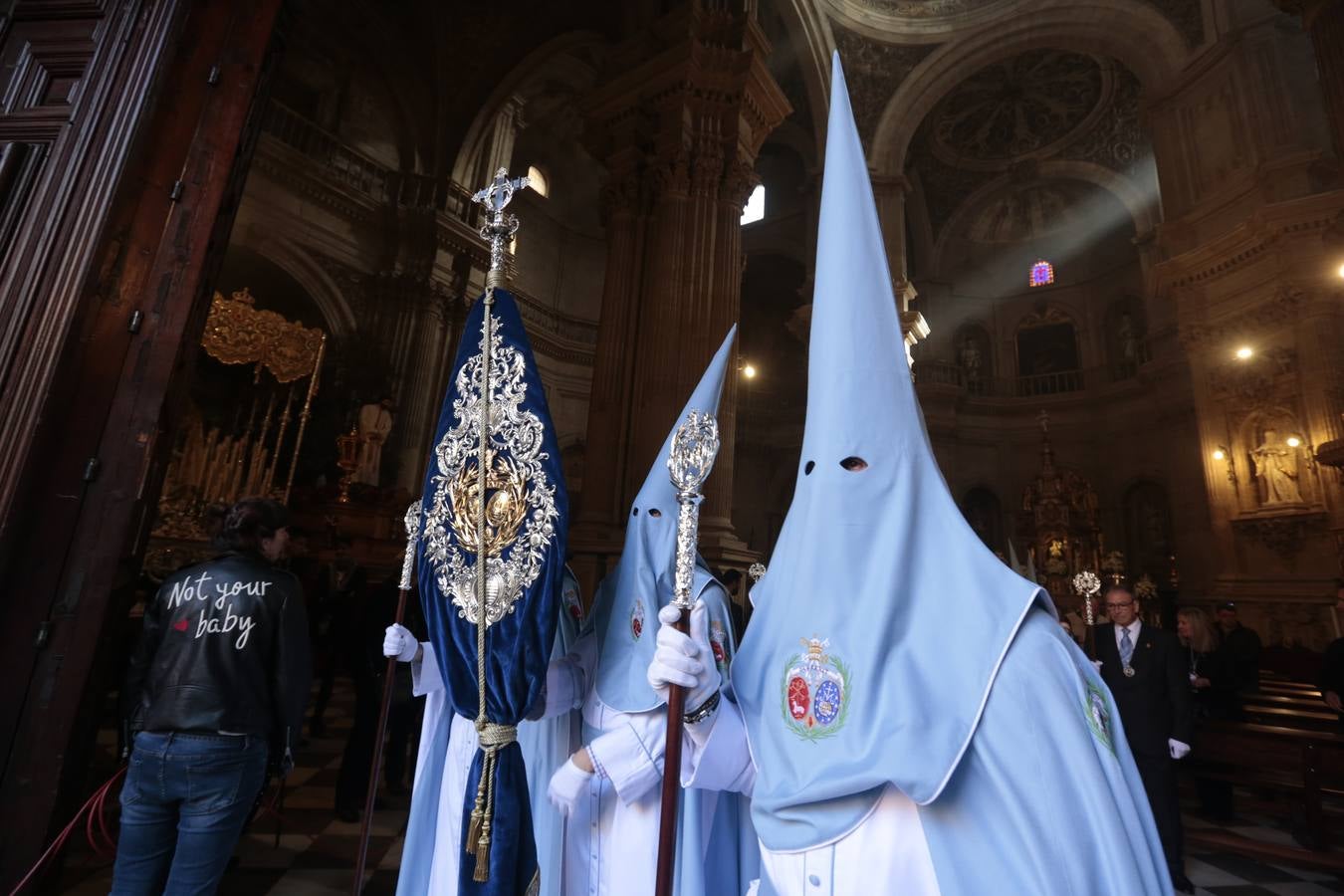 La cofradía del Resucitado de Regina Mundi pone hoy en la calle el gran estreno de esta Semana Santa. Se trata de las nuevas imágenes secundarias del paso: la Magdalena, San Juan y San Pedro. Las mismas ha sido realizadas por Israel Cornejo y vestidas por Benjamín Rodríguez. Hoy, por vez primera, salen a la calle.