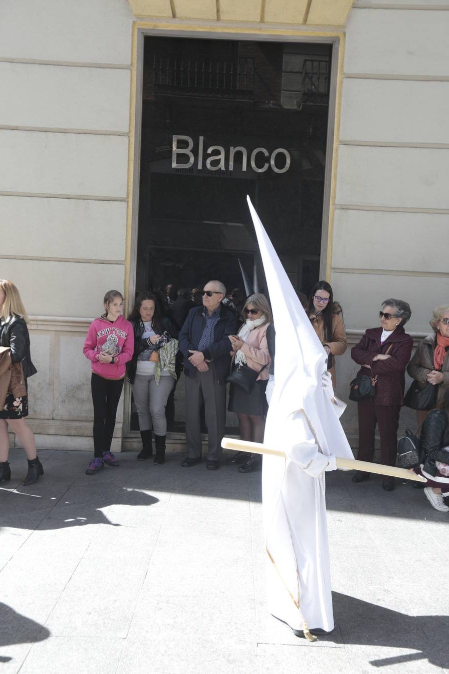 El paso de palio de Santa María del Triunfo es el último en recogerse, poniéndose con él fin a la Semana Santa de Granada cada año. Llama la atención, en el exorno floral del palio, la utilización que se hace no solo de flores, sino también de distintas frutas como manzanas, uvas, etc. Álvaro Abril es su creador.