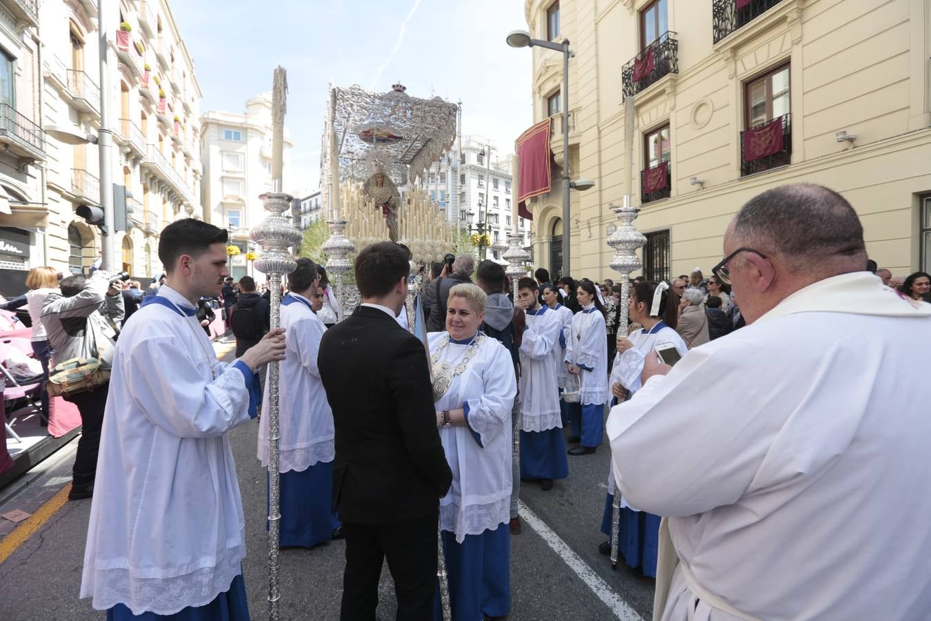 El paso de palio de Santa María del Triunfo es el último en recogerse, poniéndose con él fin a la Semana Santa de Granada cada año. Llama la atención, en el exorno floral del palio, la utilización que se hace no solo de flores, sino también de distintas frutas como manzanas, uvas, etc. Álvaro Abril es su creador.