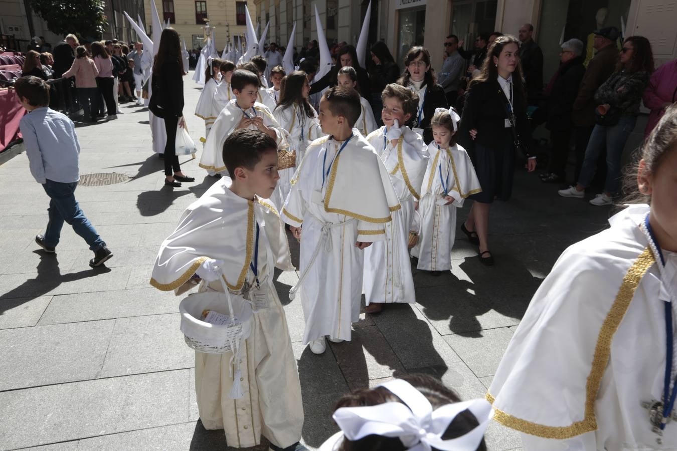 El paso de palio de Santa María del Triunfo es el último en recogerse, poniéndose con él fin a la Semana Santa de Granada cada año. Llama la atención, en el exorno floral del palio, la utilización que se hace no solo de flores, sino también de distintas frutas como manzanas, uvas, etc. Álvaro Abril es su creador.